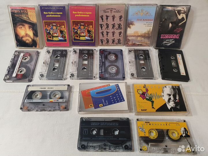 Винтажные аудиокассеты и коробка от кассет