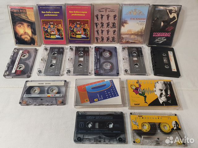 Винтажные аудиокассеты и коробка от кассет