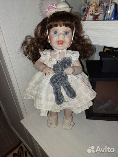 Кукла фарфоровая