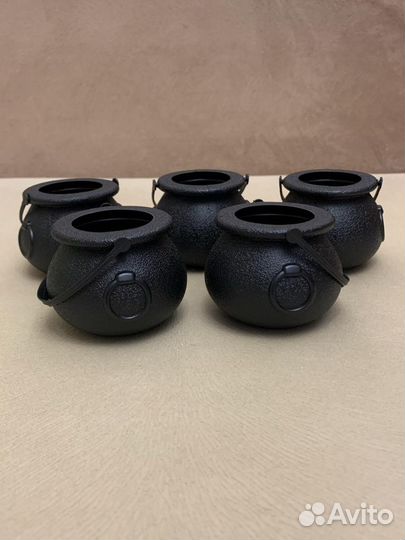 Миниатюрный котелок ведьмы (конфетница), метла