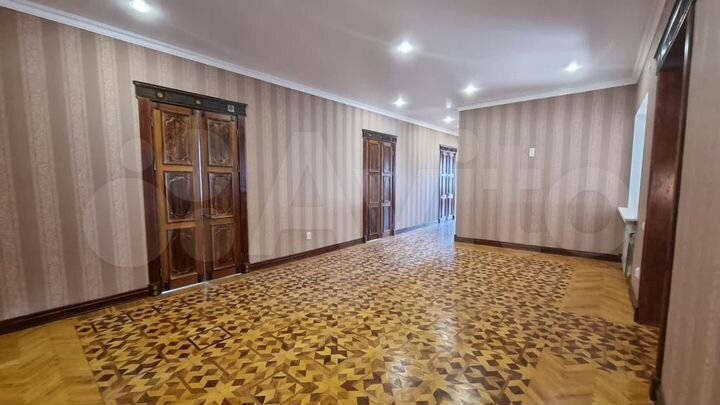 Дом 354,6 м² на участке 8 сот.