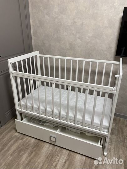Детская кроватка с маятником