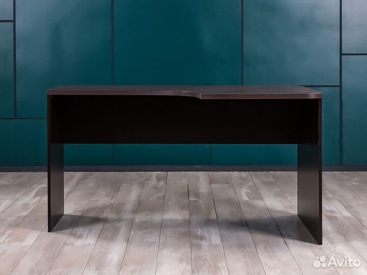 Угловой стол для персонала