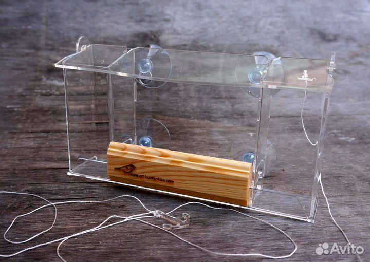 Кормушка для птиц на присосках 