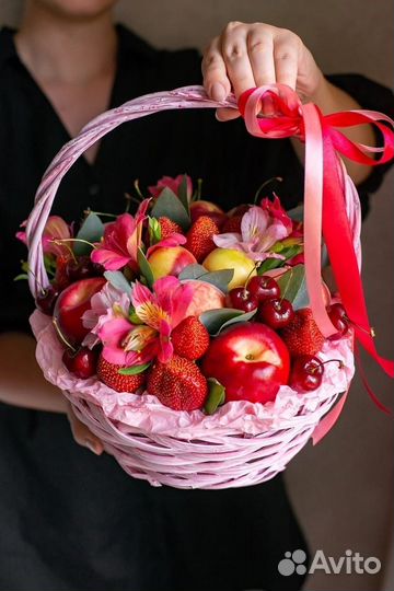 Подарочная корзина букет из ягод