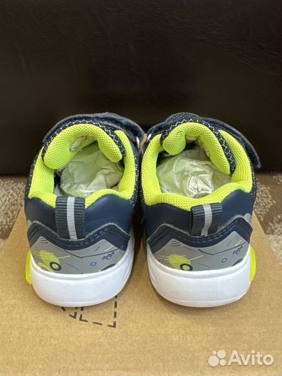 Светящиеся кроссовки для мальчика 26р