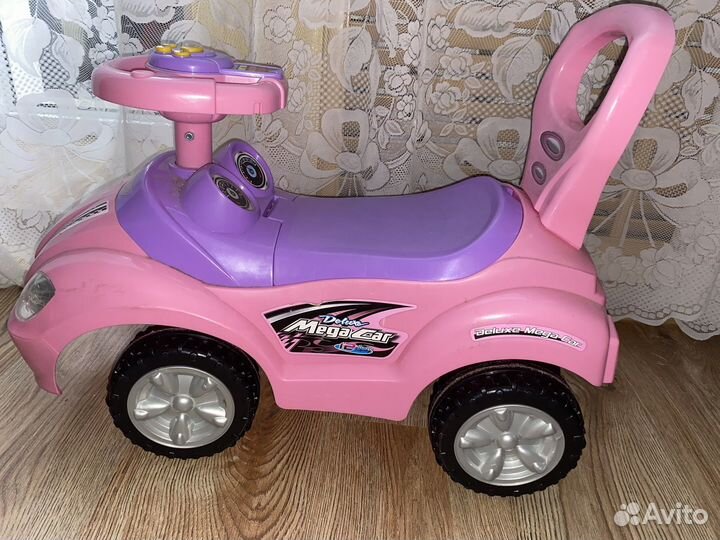 Машинка-каталка с звуковыми эффектами