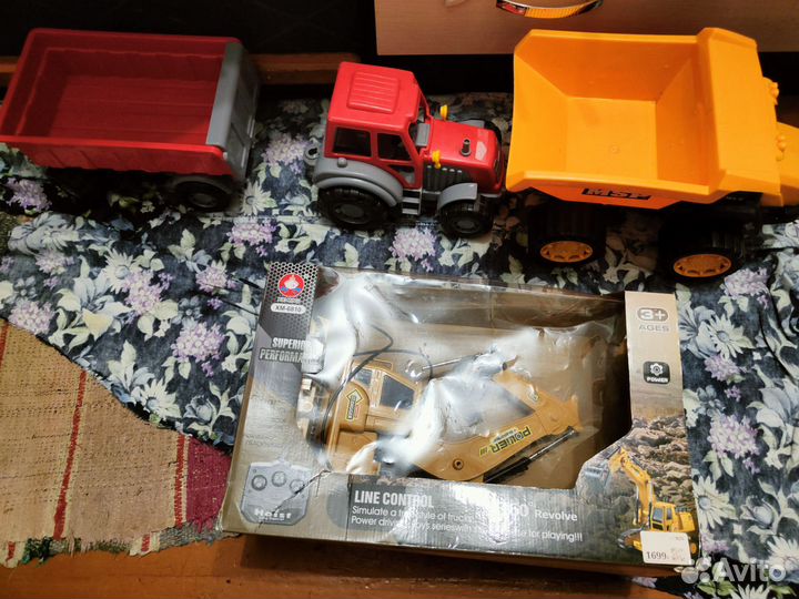 Трактор с прицепом карьерный самосвал экскаватор