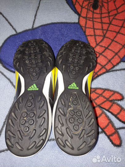 Футбольные бутсы adidas
