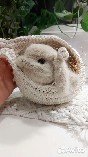 Зайчик ручной работы в корзинке