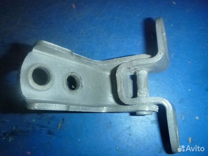 Петля двери передней правой верхняя toyota camry V