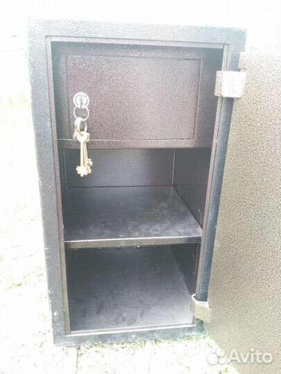 Сейф темный