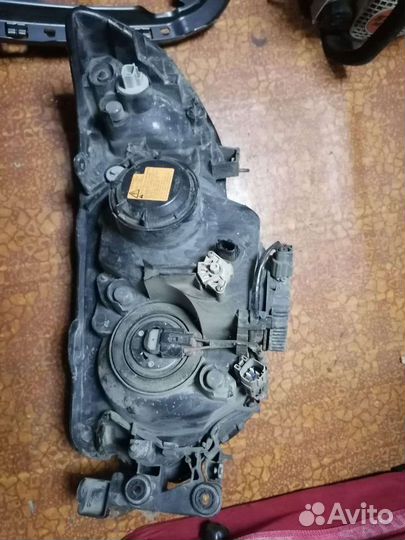 Продаю фару на субару форестер