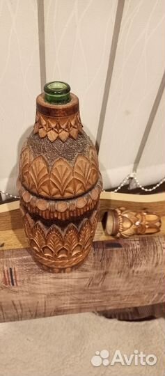 Бутылка стеклянная в дереве