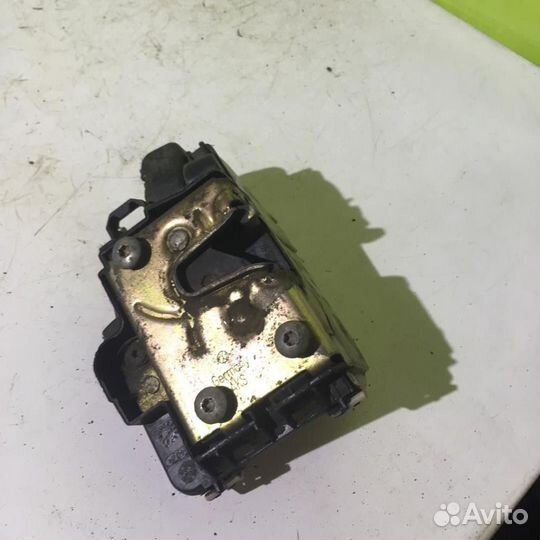 Замок двери передней левой Фольксваген Гольф 3 В