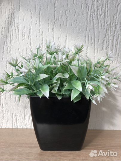 Искусственные цветы в кашпо