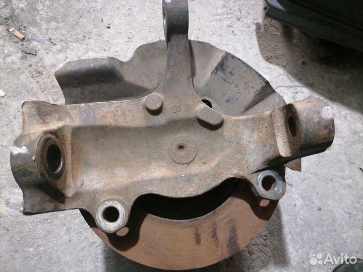 Поворотный кулак Isuzu Elf NKR 66