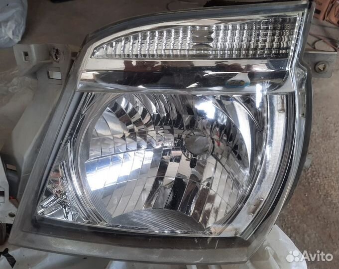 Фары передние Nissan Caravan VWE25 оригинал