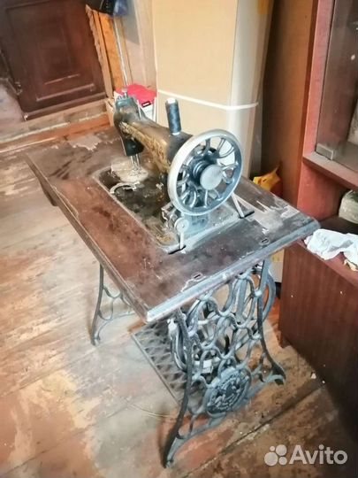 Старинная швейная машинка зингер