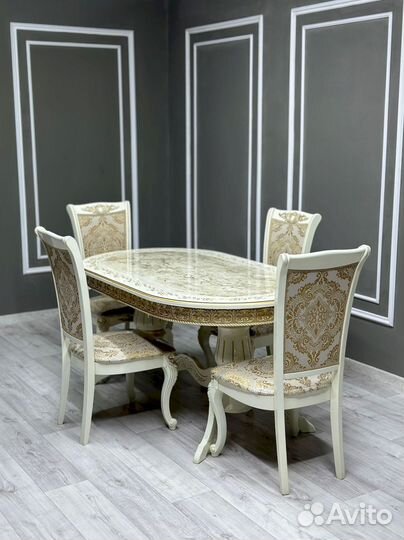Стол обеденный. В наличии