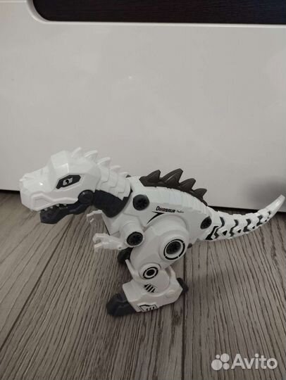 Игрушки робот и динозавр