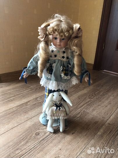 Кукла фарфоровая