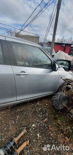 Дверь передняя правая Suzuki Swift