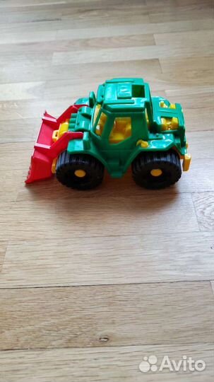 Игрушка трактор