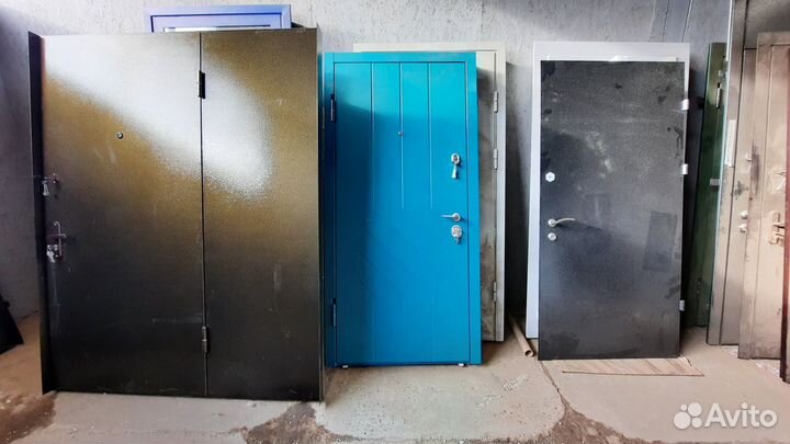 Металлическая дверь с фиолетовым покрытием