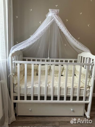 Кроватка детская с маятником