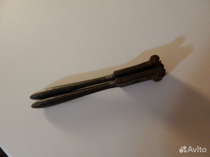 Старинный кованый орехокол