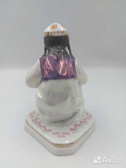 Фарфоровая статуэтка 