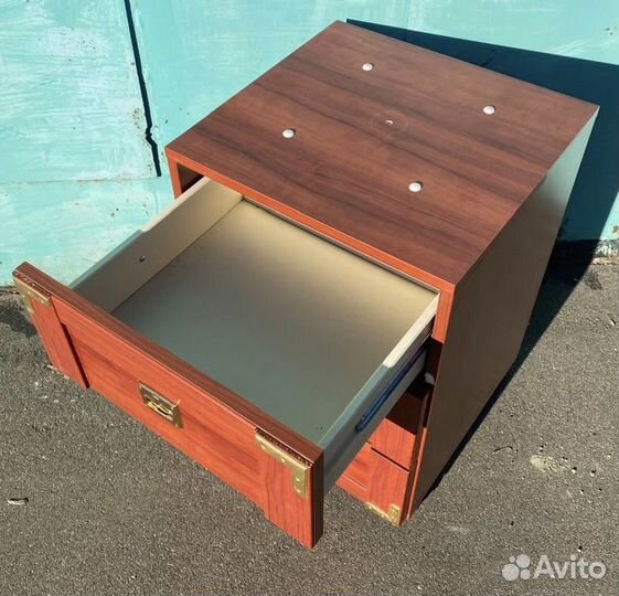 Тумбочка на колесиках