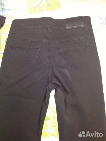 Белые рубашки 128-134, 146, брюки черные 140