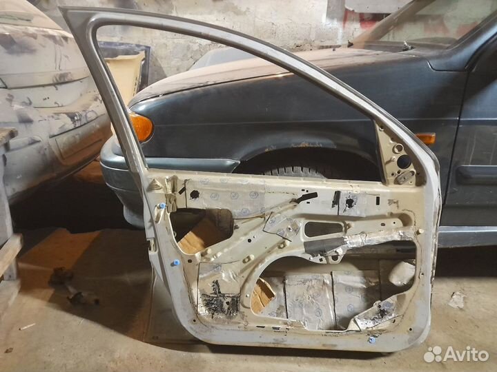 Peugeot 206 передняя левая дверь с ручкой