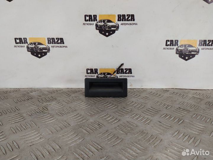 Кнопка открывания багажника