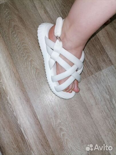 Сандали, белые