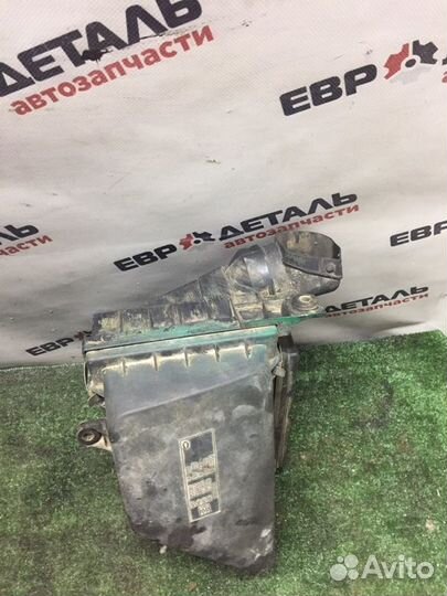 Корпус воздушного фильтра Mitsubishi Carisma