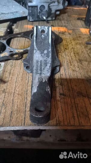 Кронштейн МКПП левый Audi 100c3 431399113G