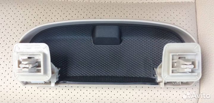 Держатель очков в салоне Мерседес