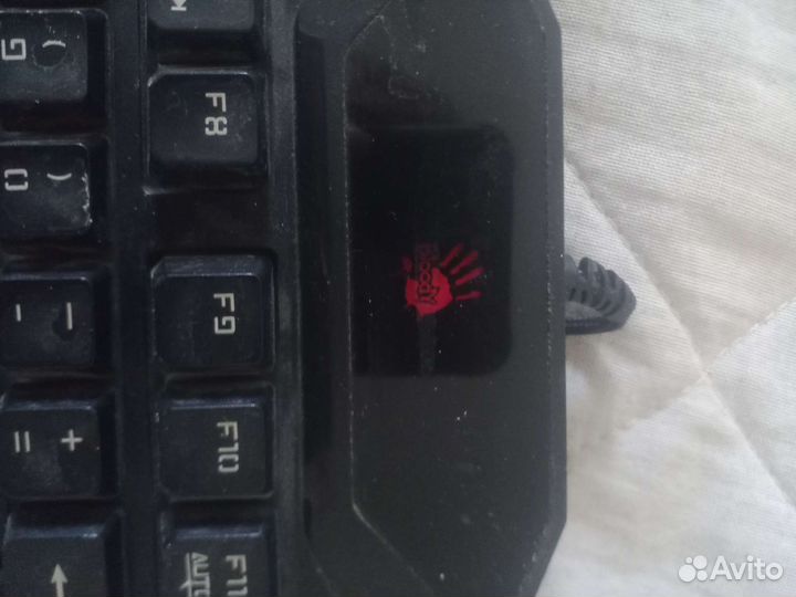 Игровая клавиатура с подставкой для руки