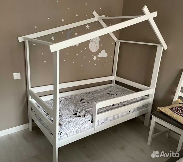 Детская кровать с домиком