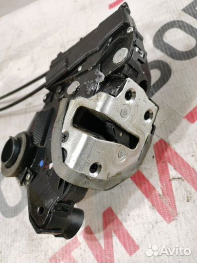 Замок боковой двери передний левый Toyota Prius