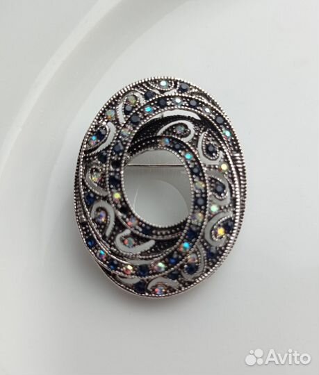 Красивая брошь- кулон. Новая