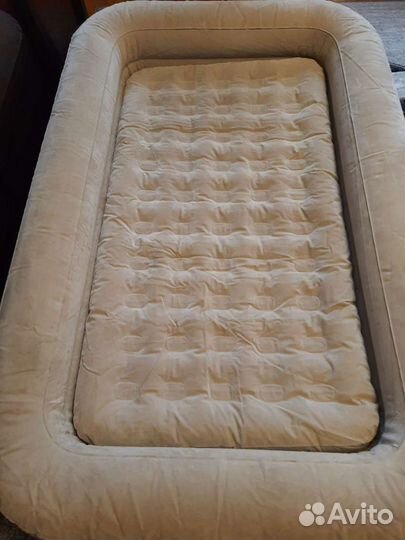 Детская надувная кровать с бортиками intex