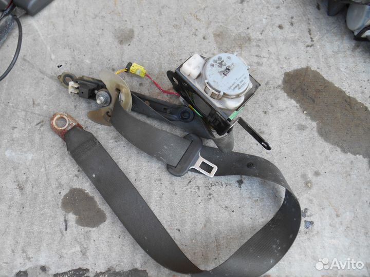 Передний ремень безопасности Toyota Corolla E15