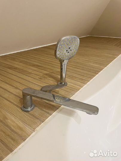 Угловая ванна riho со смесителем и душем