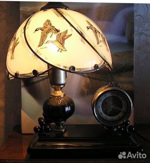 Настольная лампа с часами и регулировкой освещения