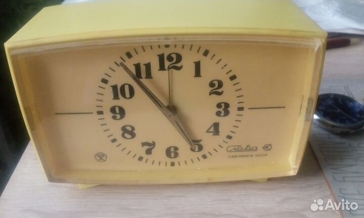 Часы будильник на батарейках СССР
