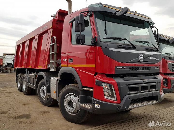 Водитель самосвала нового volvo
